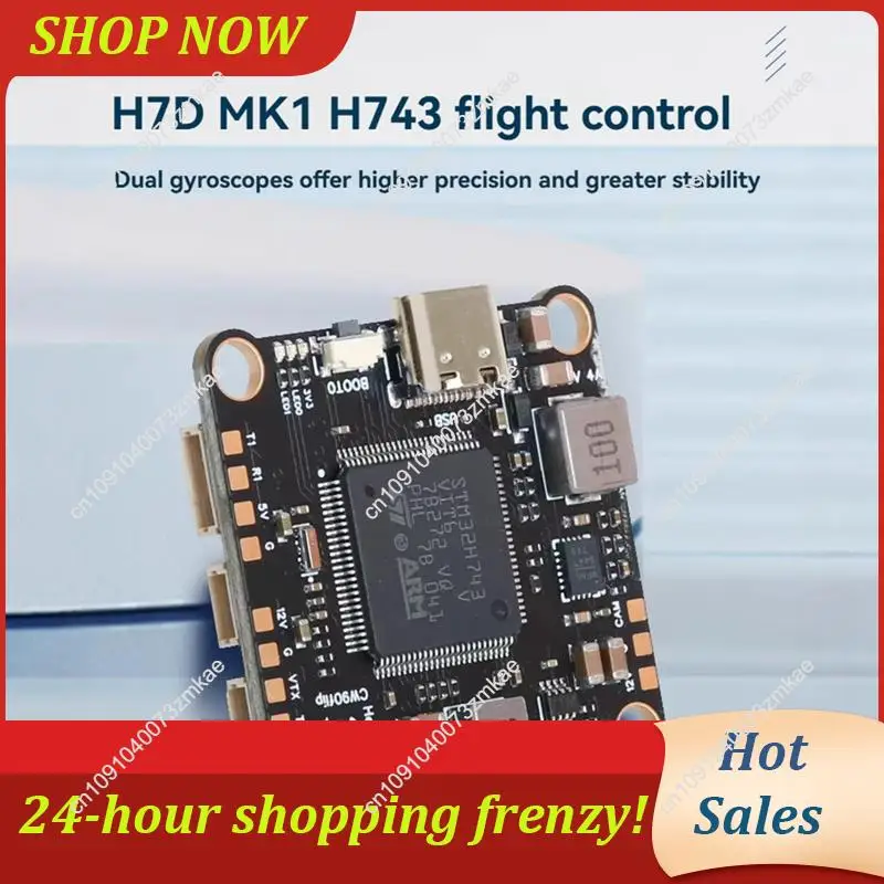 Carte de vol STM32H743 pour drone FPV installée sur un châssis, gyroscopes doubles et baromètre en évidence.