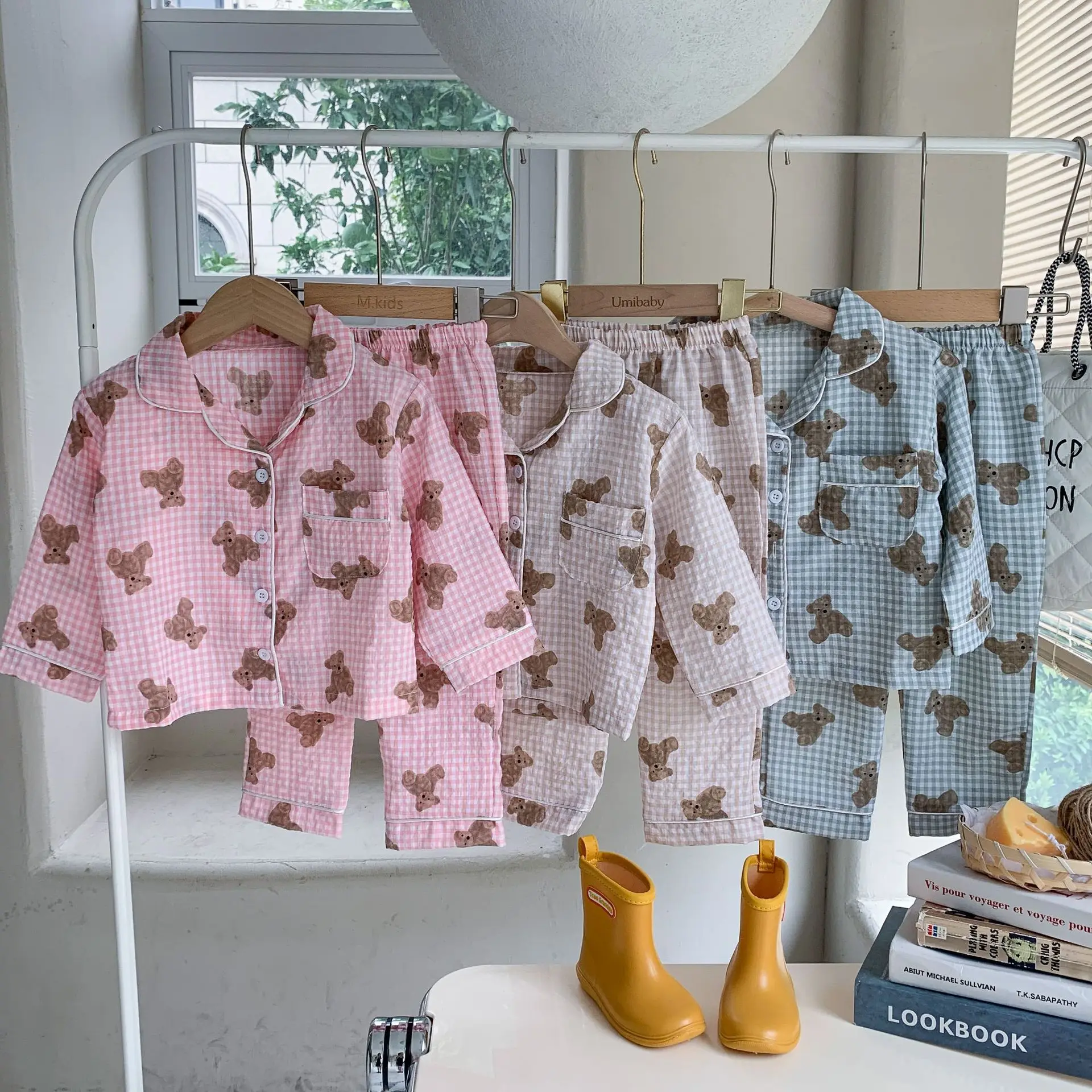 

Весенне-летняя Детская домашняя одежда для девочек, хлопковая клетчатая однобортная Пижама для маленьких девочек с мультяшным медведем и эластичным поясом, Детская Пижама для девочек