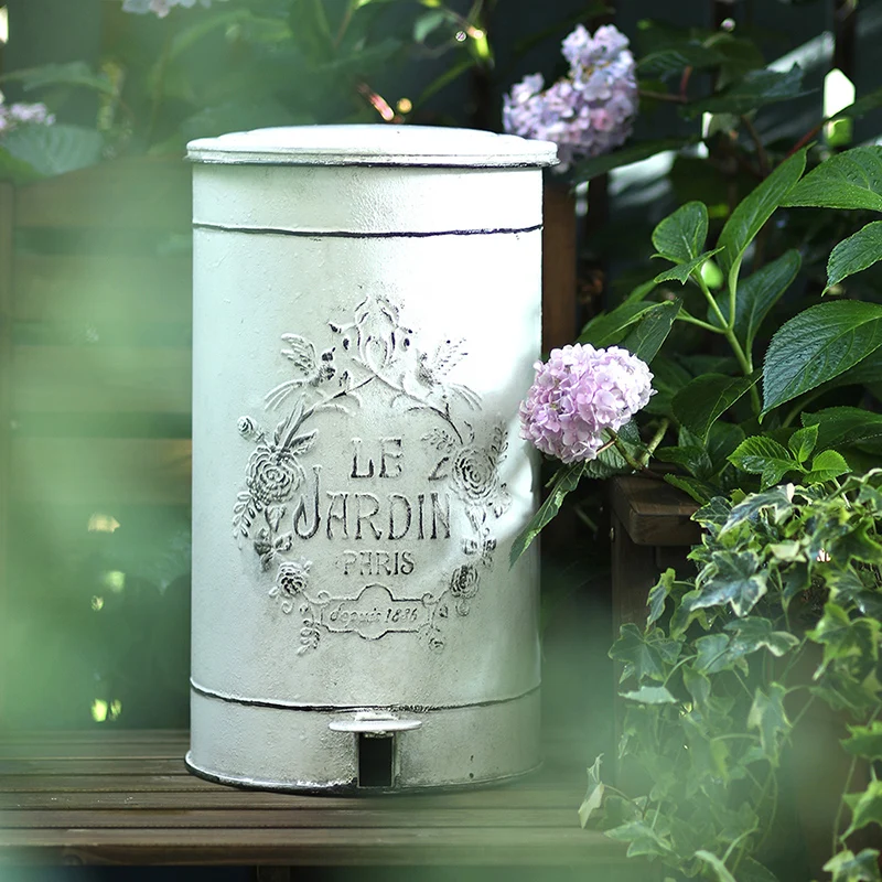 Vintage Garden Pedal Trash Can Iron Embossed Pedal Bin Outdoor Garbage Container Rustic Villa Courtyard Patio Durable Waste Bin