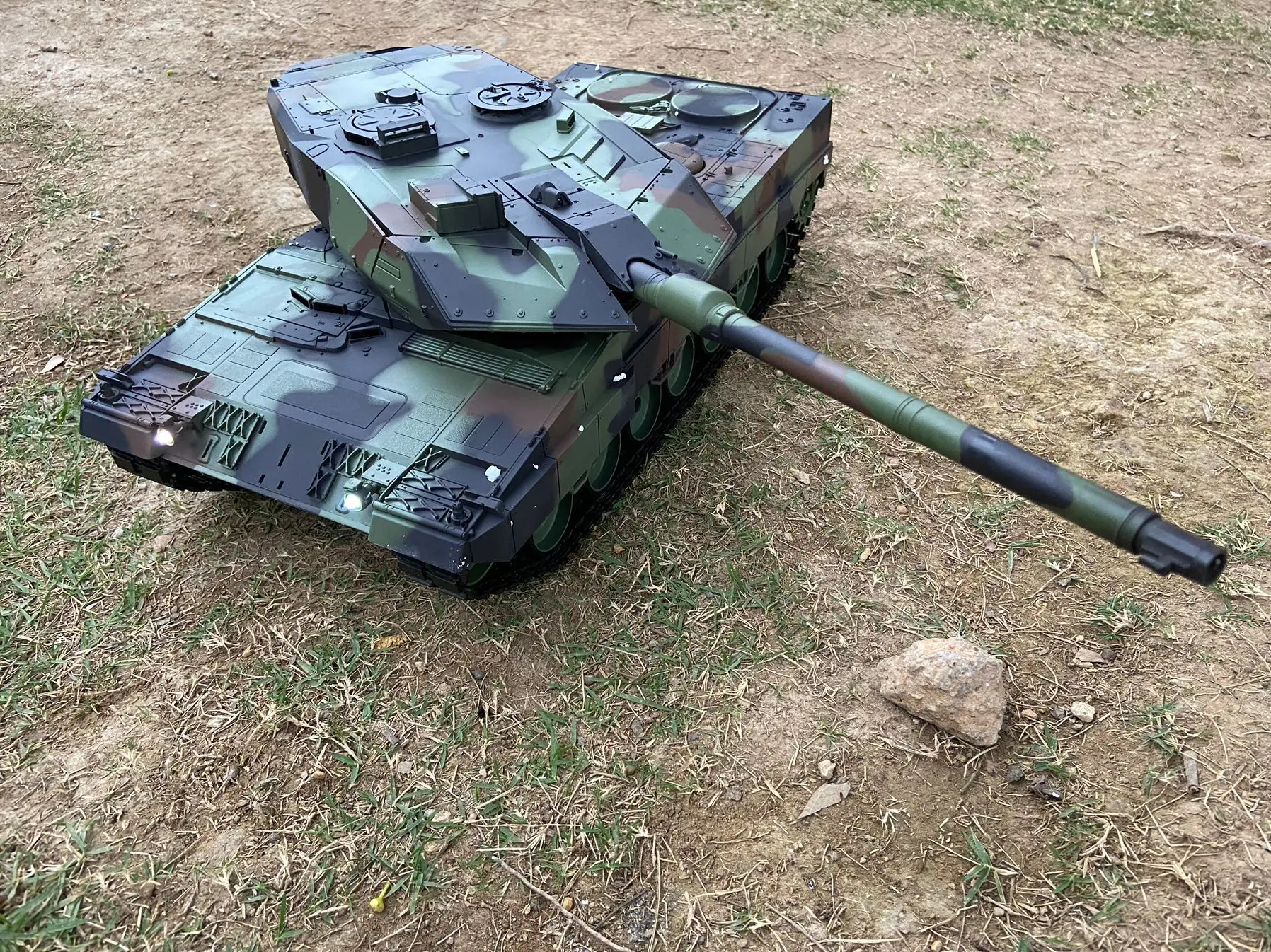 

New 7.0 version Leopard 2A6 heavy-duty tank vehicle, super large 68.5CM infrared live fire shooting, remote control tank tracked