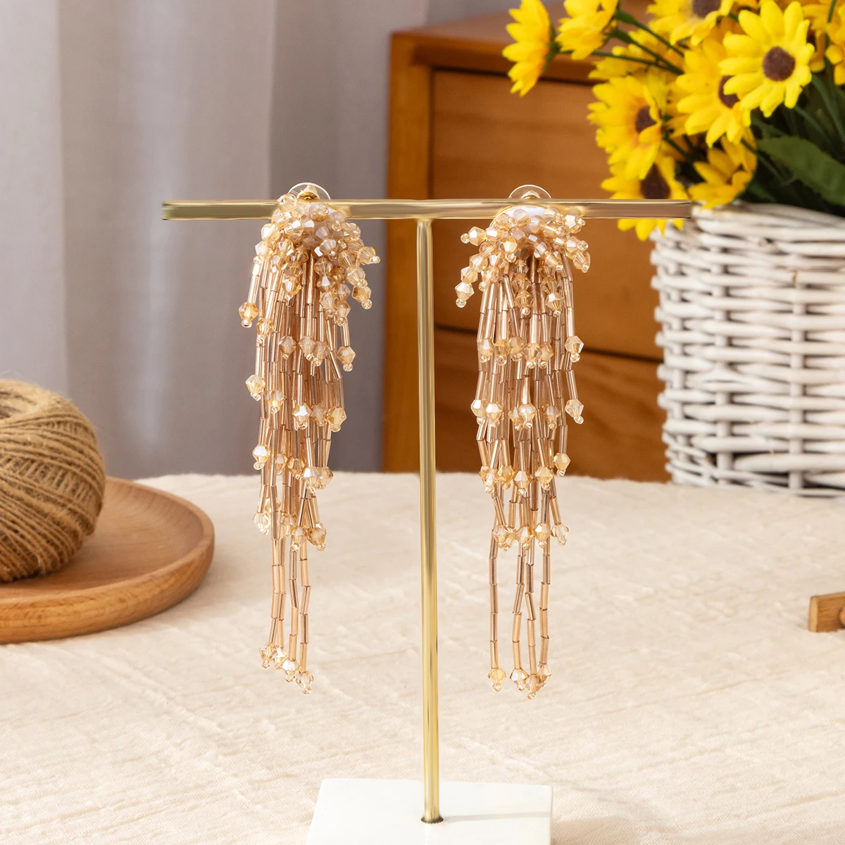 Quastenanhänger, sehr individuell, mit einer langen Ohrringe im Retro-Stil, exotische, prächtige, elegante Design-Ohrringe