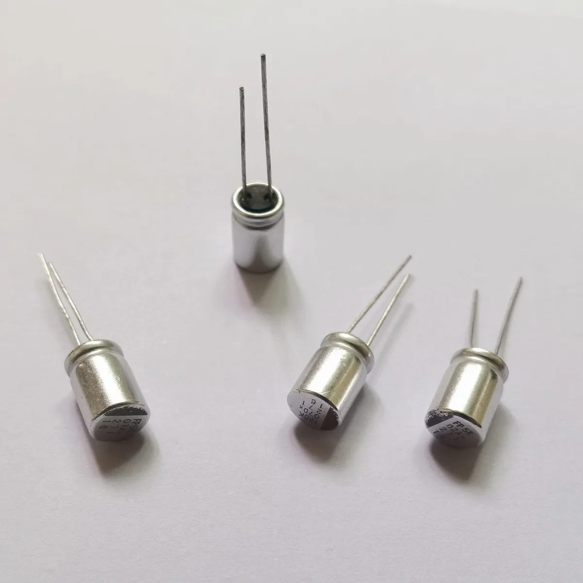 48x Nippon Chemicon 47uF 100V Radial Electrolytic Capacitors – KMF100VB47M, 105°C