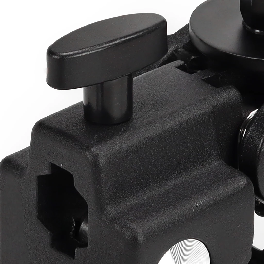 Clip de fixation pour caméra action et reflex, fixation sur un trépied avec une caméra action attachée.