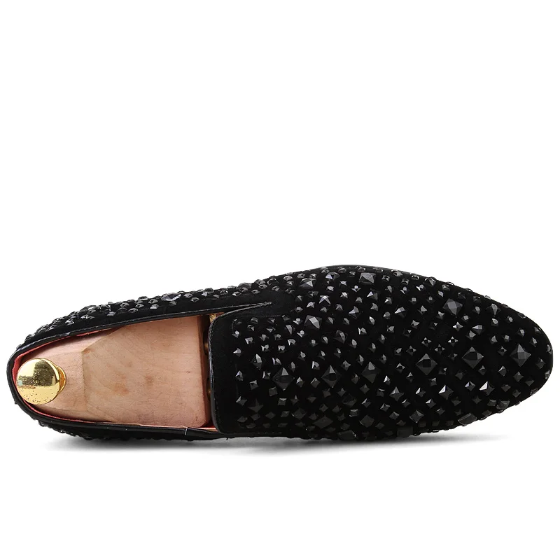 QUAOAR Man Spikes Flat Shoes Rhinestone Designer Men Loafer Dress Shoes Men Casual Diamond Pointed Toe Hombre