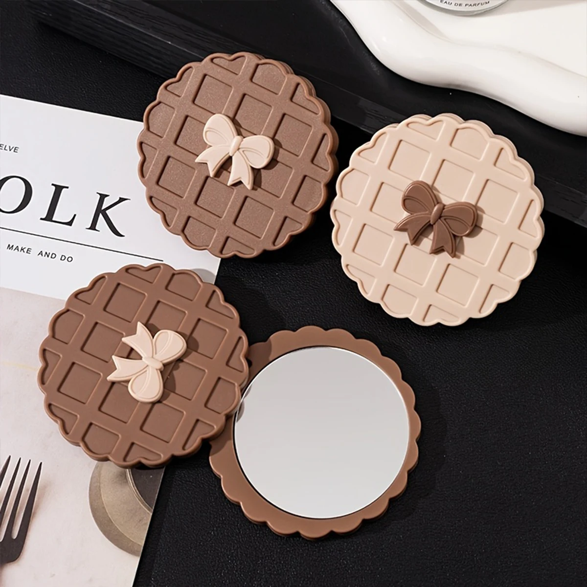 1 PCS Cute Waffle Cookie-Shaped Mirror-Portable Mini Makeup Mirror, Compact Oval Lid, Brown Beige Waffle Bow Design