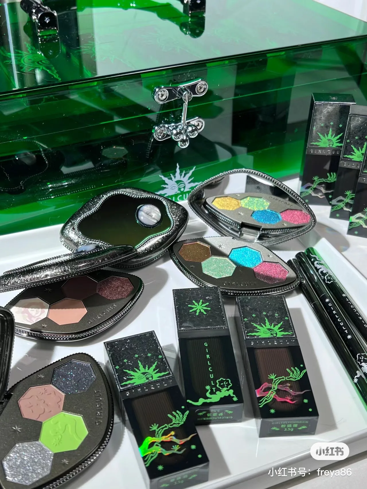 Girlcult Chameleon Dreamland Eyeshadow Palette Mirror Lip Glaze Eyeliner Glue Pen Flowing Firefly Causing Grass Green