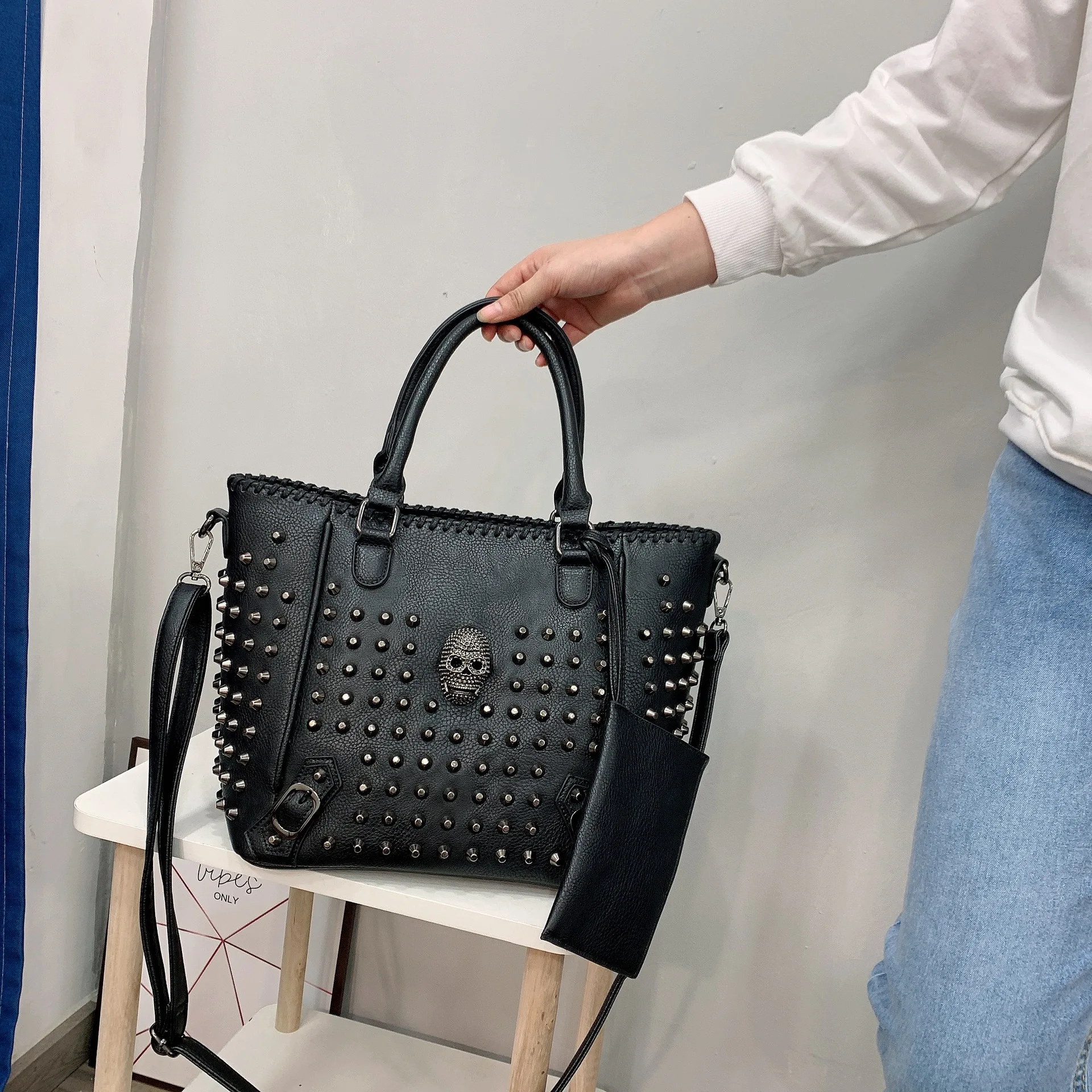 

Large Capacity Women Pu Leather Handbags Shoulder Bags High Quality Ladies Tote Messenger Bags Designer Skull Crossbody Bag New