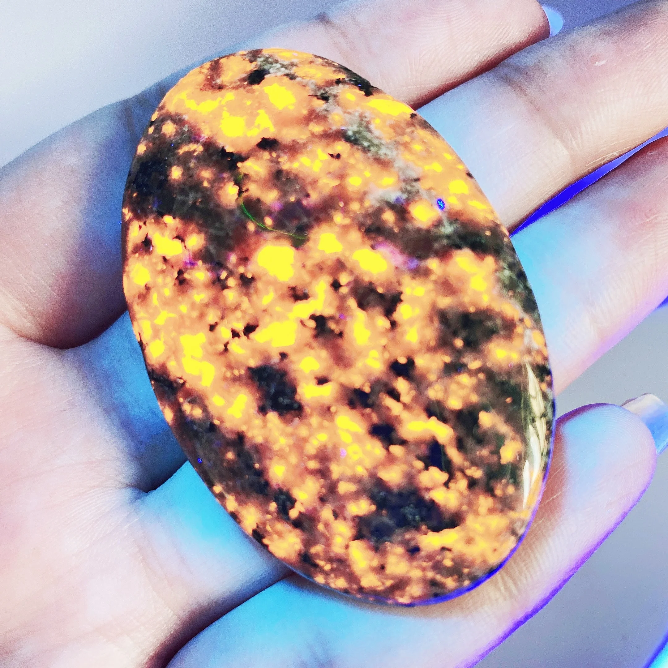

1pc Natural flame stone Yooperlite Energy Reiki stone palm elliptic decoration Crystal Quartz Healing High Quality Gemsto