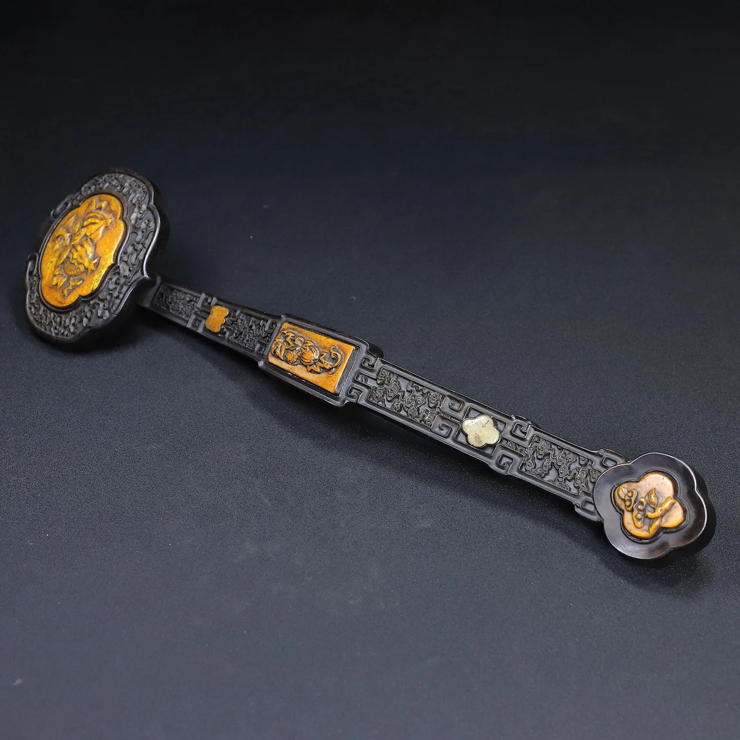 수산석이 박힌 백단향 장식품의 오래된 컬렉션, 치수: 길이 43.5cm, 너비 11cm
