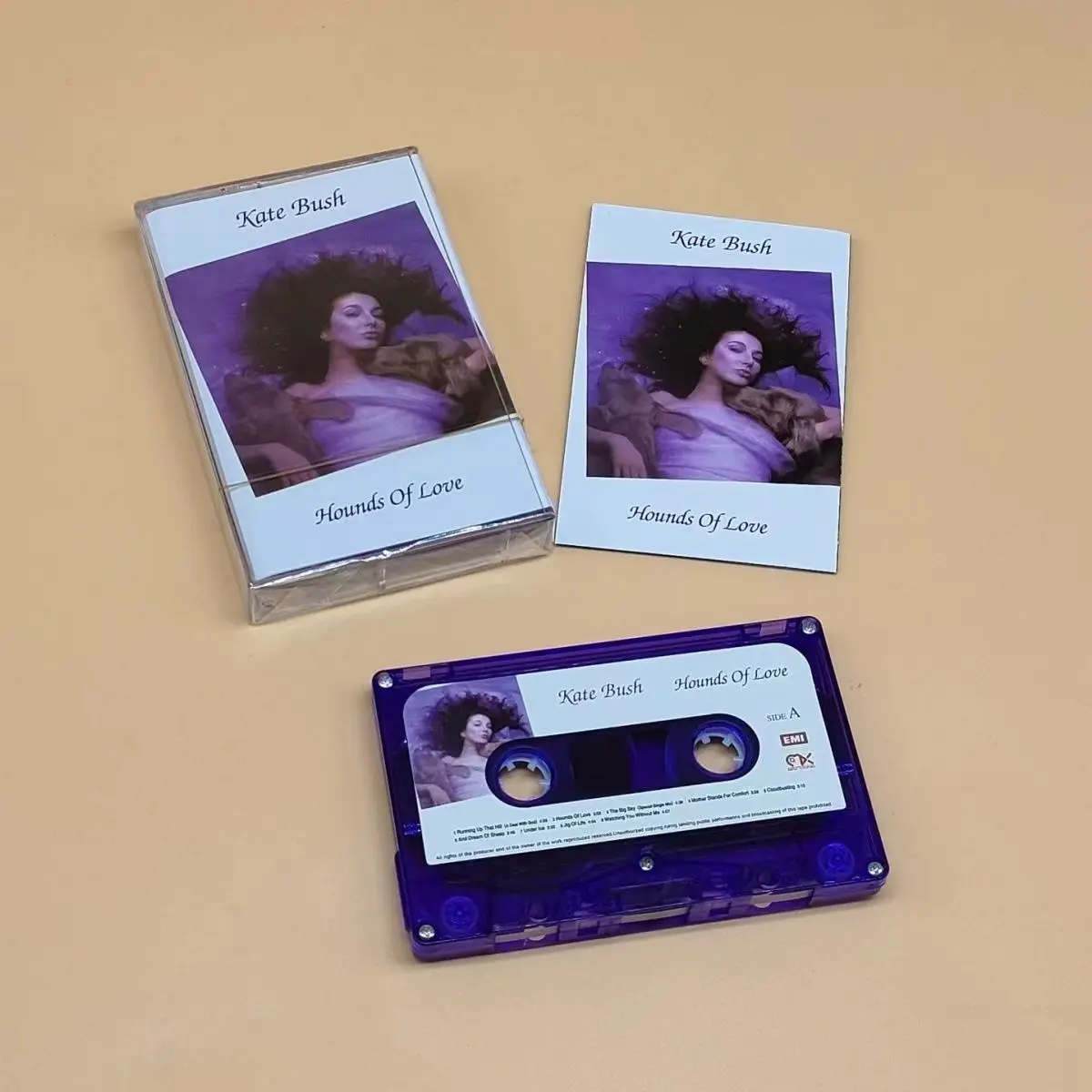 

Новая музыкальная лента Kate Bush, альбом «Hounds of Love», запись кассет «Running That Hill» («Deal With God»), рекордер для косплея, звуковая дорожка, коробка