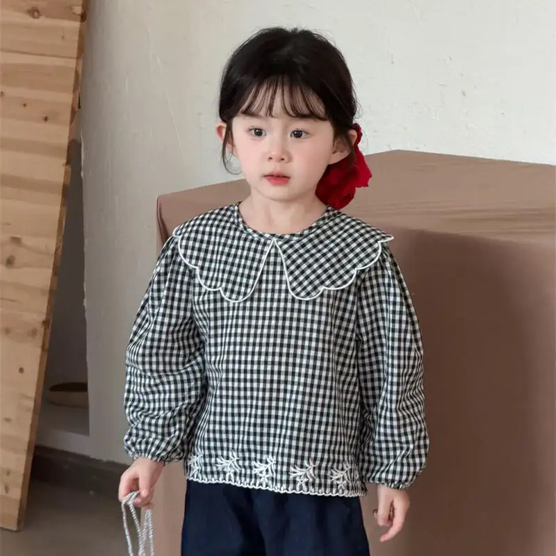 새로운 2026 봄  소녀 격자 무늬 블라우스 자수 긴 소매 탑 한국 스타일  어린이 세련된 셔츠