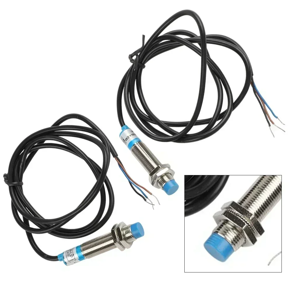 2개의 LJ12A34ZBY 근접 센서 스위치는 PLC 및 마이크로컨트롤러 시스템에 사용하기 위한 4mm 감지 거리를 갖추고 있습니다.