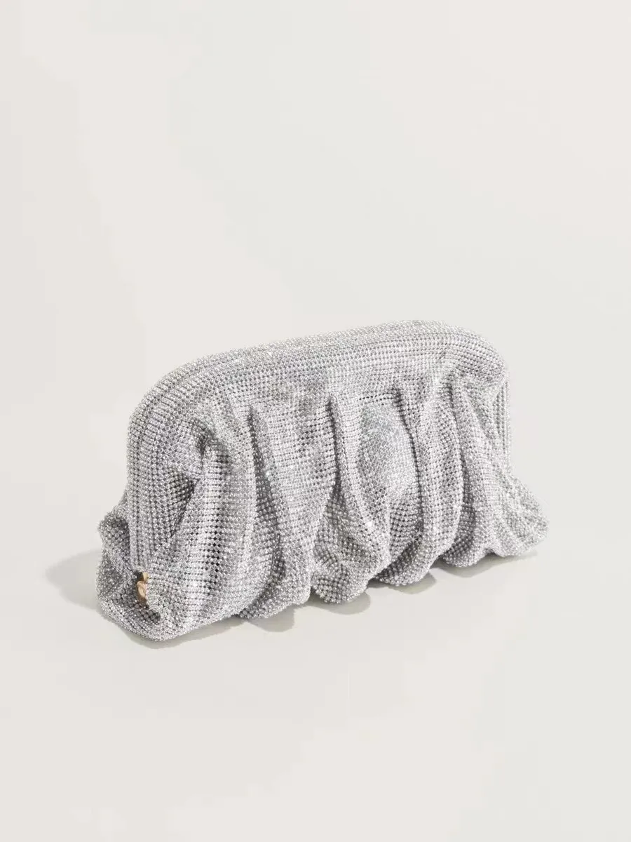 حقائب يد نسائية فضية لامعة، بتصميم محافظ بطيات كري...