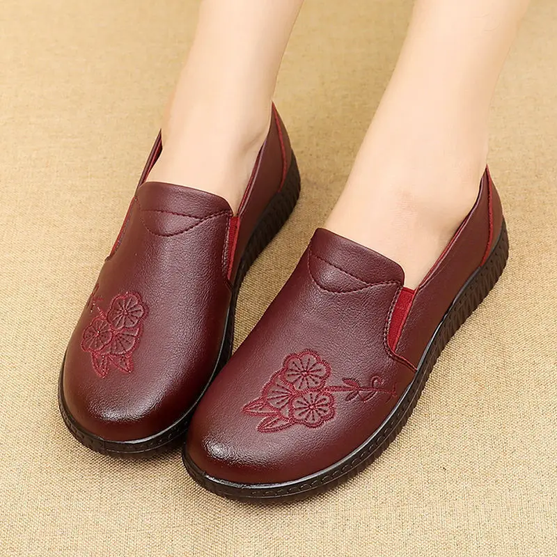 Middle-elderly Mom Flat Shoes Soft Sole Anti-slip Women Leather Flats Shoes Leisure Ladies Loafers 2023 New Female Loafers
