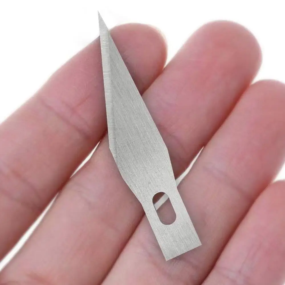 Lot de 50 lames de rechange #11 pour couteau de précision, disposées en éventail.