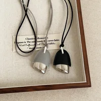Collier ras du cou Minar au design unique en cuir PU noir et bleu clair avec pendentif en forme de pomme de pin métallique pour femme, chaîne longue réglable 4