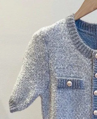 

Женское трикотажное мини-платье серого и серебристого цвета по специальной цене