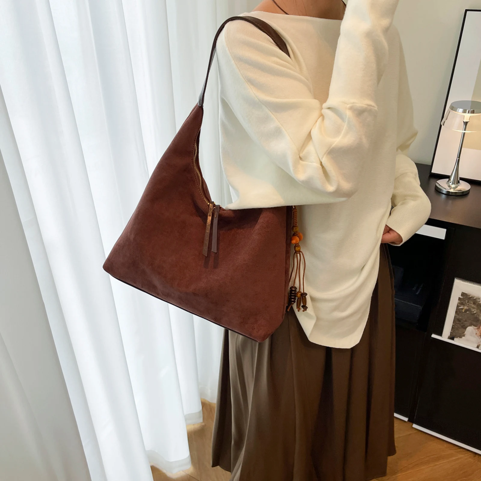 Faux Suede Shoulder Bag Retro Underarm Bag Large Capacity Commuter Bag for Women Autumn and Winter