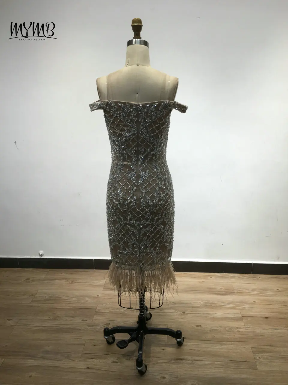 MYMB Sexy, mit Perlen verzierte, figurbetonte, kurze Partykleider mit V-Ausschnitt für Frauen 2024, Haute Couture, klassische Abendkleider mit Federverzierung – Detail 7