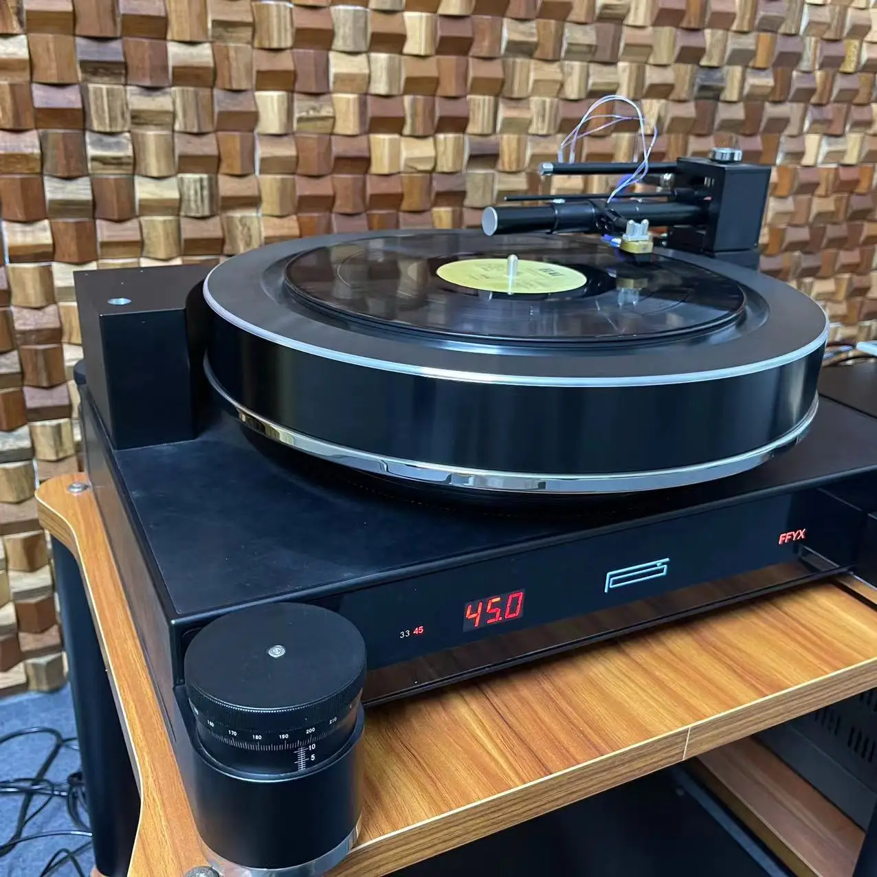 Рисунок 2 - Виниловый проигрыватель FFYX T1801 LP без картриджа