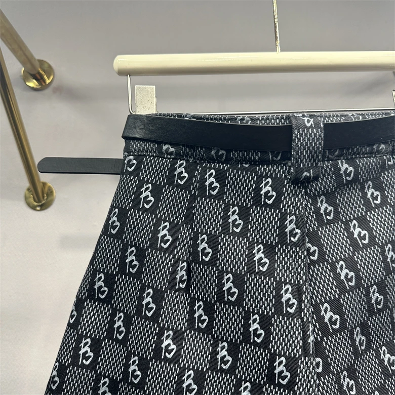 Women's Patch Pocket Denim Shorts Feminino 2024 Spring New European Woman Dark Black Slimming Printed Wide Leg Jean Hot Pants