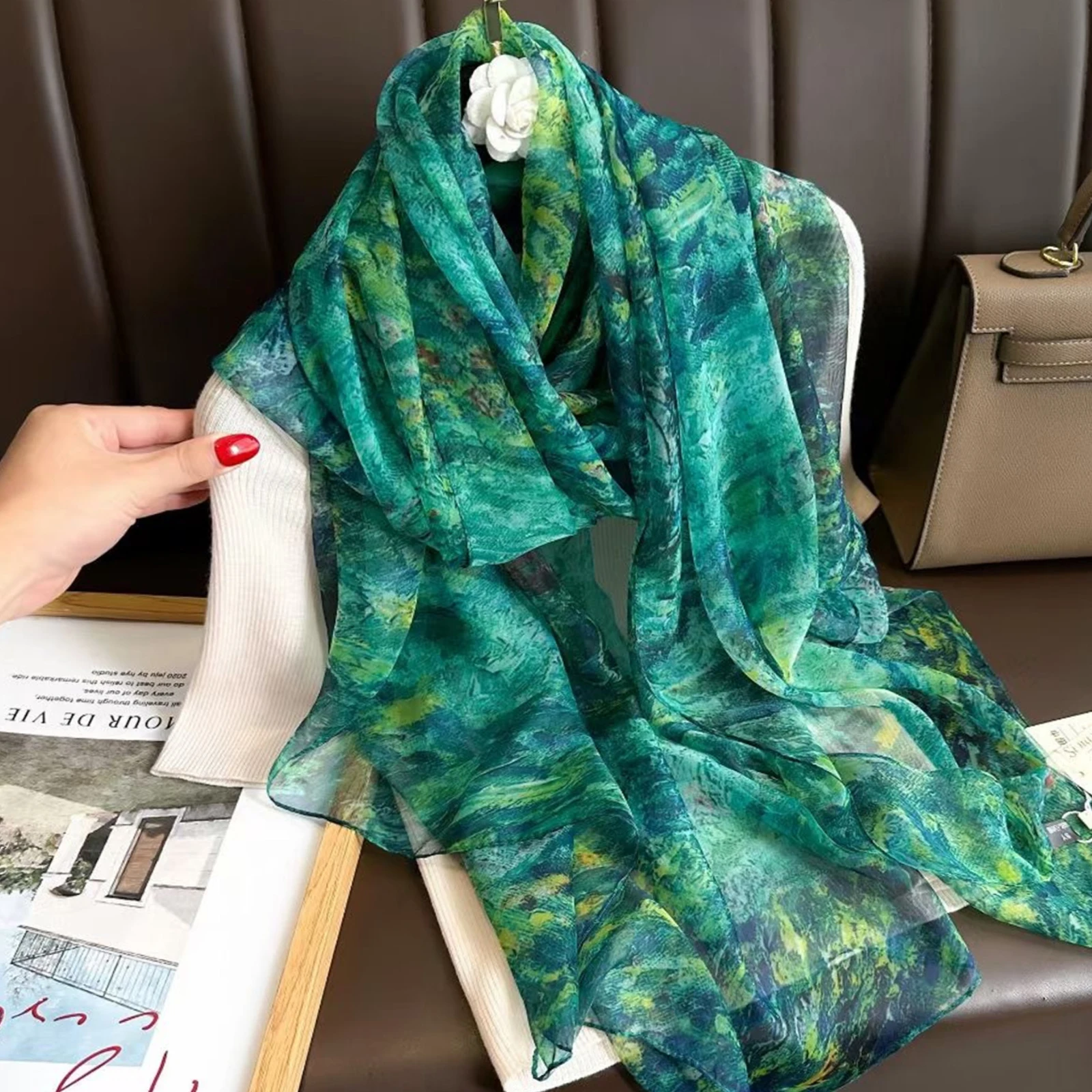 Outdoor Sunscreen Shawl Women's New Luxury Print Bandanna 185 * 130cm Fashion Style Silk Scarf The Four Seasons Muslim Headcloth 3