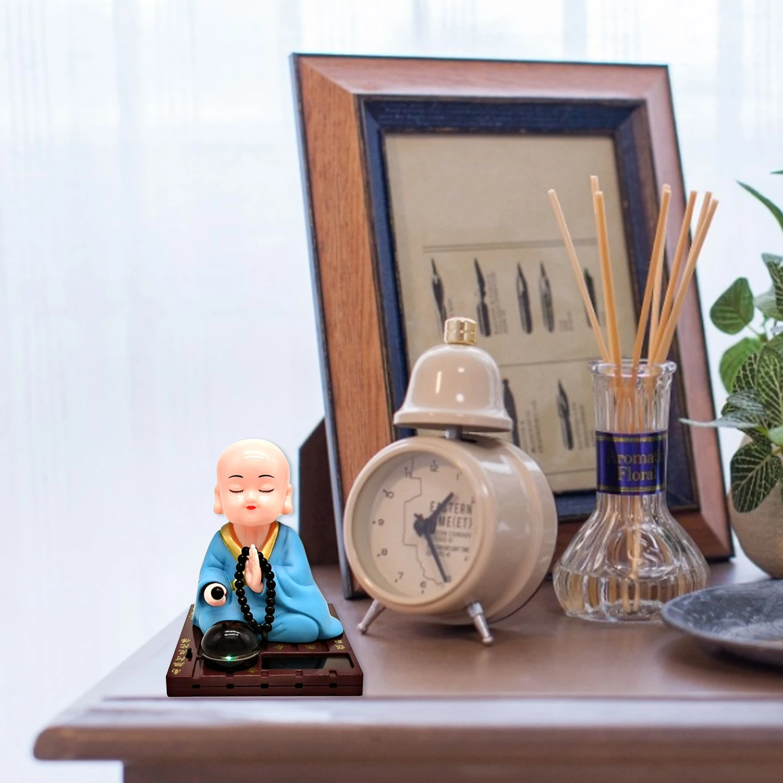 Solar Powered Bobble Shaking Head Monk Figurine Buddha Monk Statue Home Car Dashboard Decoration Home Office Decorations