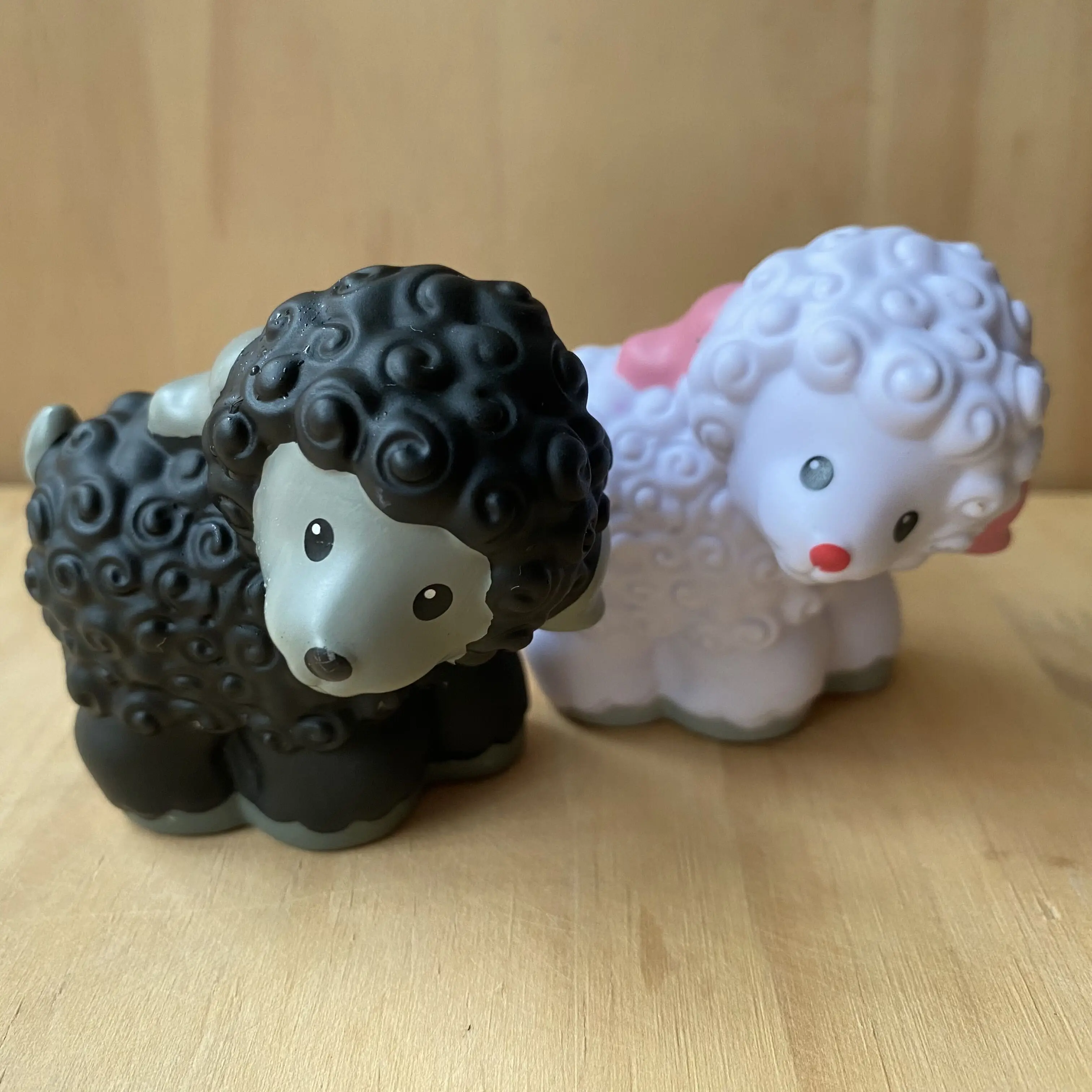 

LOT 2PCS (2.5INCH) Fisher Price Little People BLACK & WHITE SHEEP Replacement Figures Barn Farm