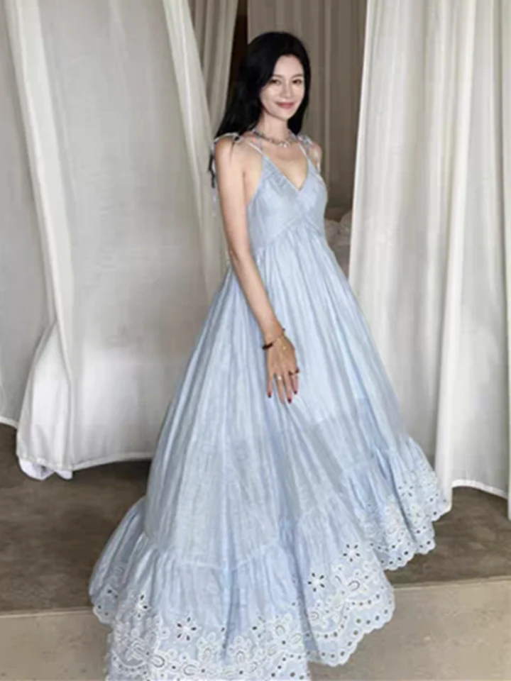 女性のボヘミアンライトブルーノースリーブドレス中空刺繍