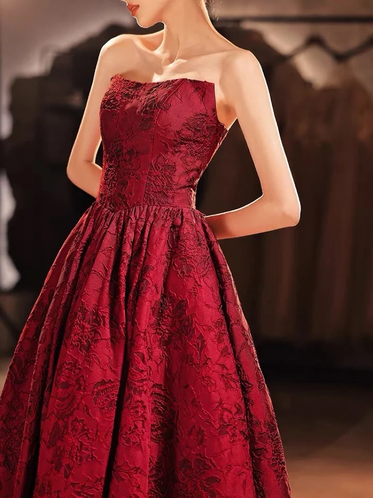 

Wine Red A-Line Prom Dresses Strapless Applique Satin Pleat Embroidery Sleeveless Wedding Party Evening Gowns Formal 2023