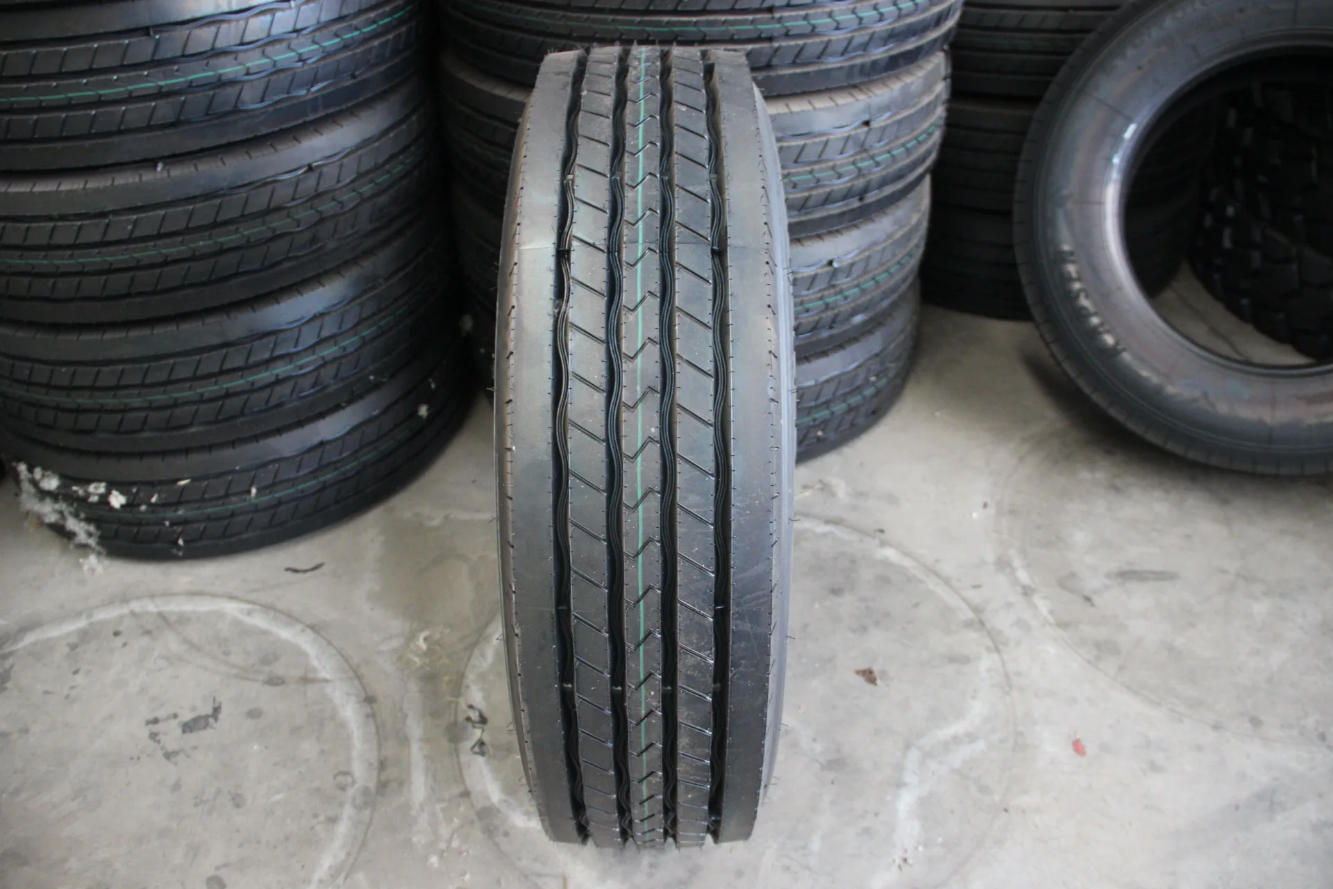 China Manufacturer New Car Tires 225/75r16