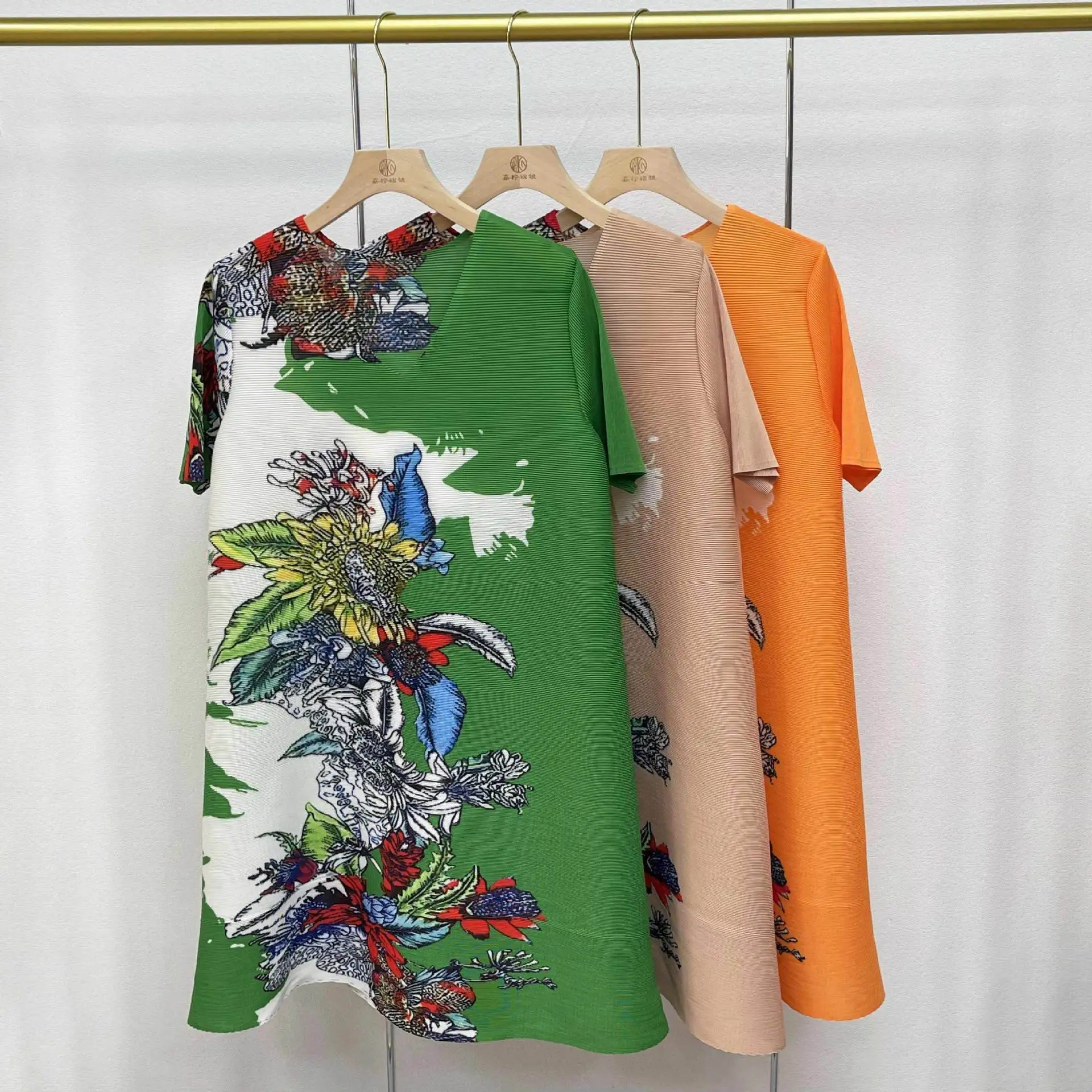 

Элегантное платье средней длины с круглым вырезом и коротким рукавом