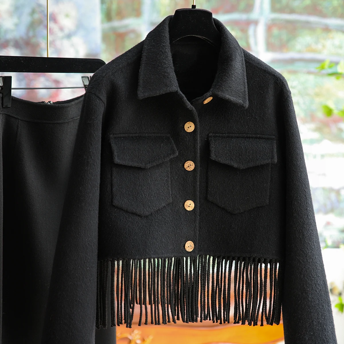 Рисунок 4 - Женский твидовый костюм с юбкой