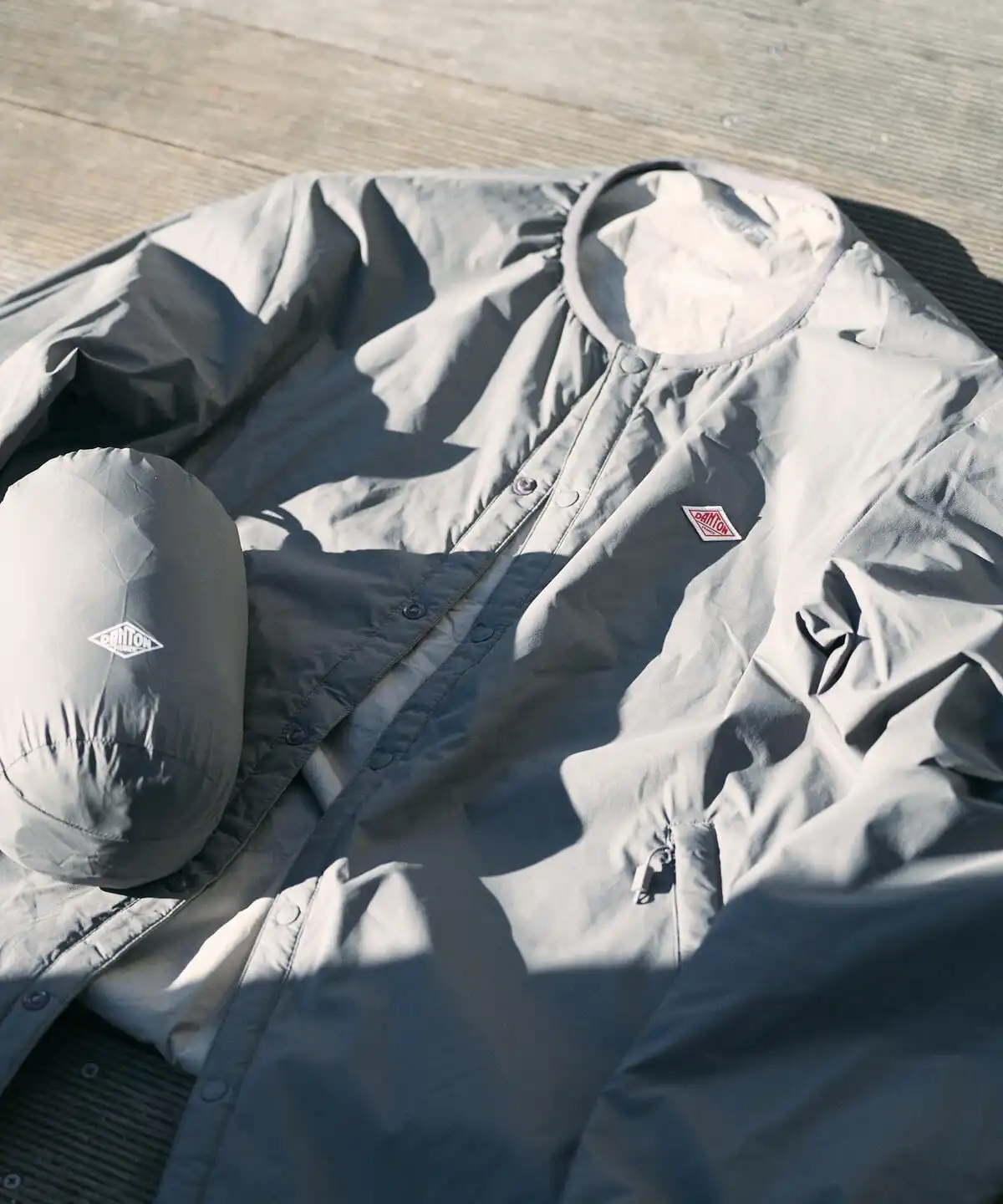 Trendy Men's Ultra-light Waterproof Nylon Cotton Jaet Youth Faion Stand Fit ort Length Single Button Closure  C...