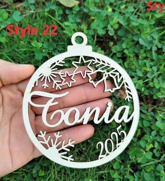thumbnail image 1 of Diferentes nombres personalizados, decoraciones navideñas con forma de copo de nieve para el hogar, tarjeta de lugar con nombre grabada con láser, decoración navideña, 1 of 5