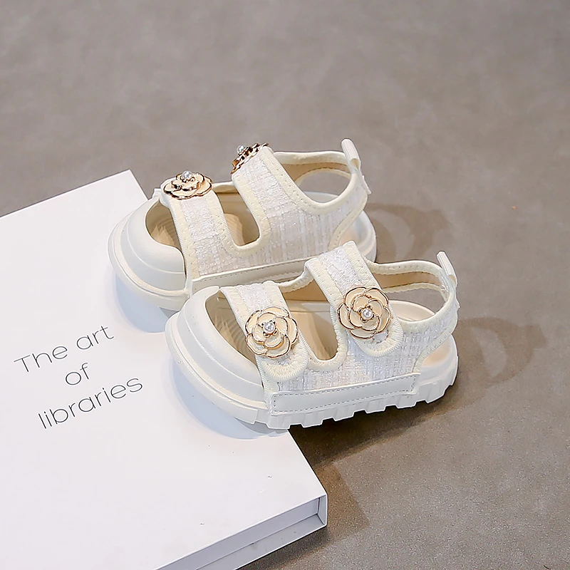 صنادل أطفال صيفية جديدة لعام 2025 صنادل أنيقة على...