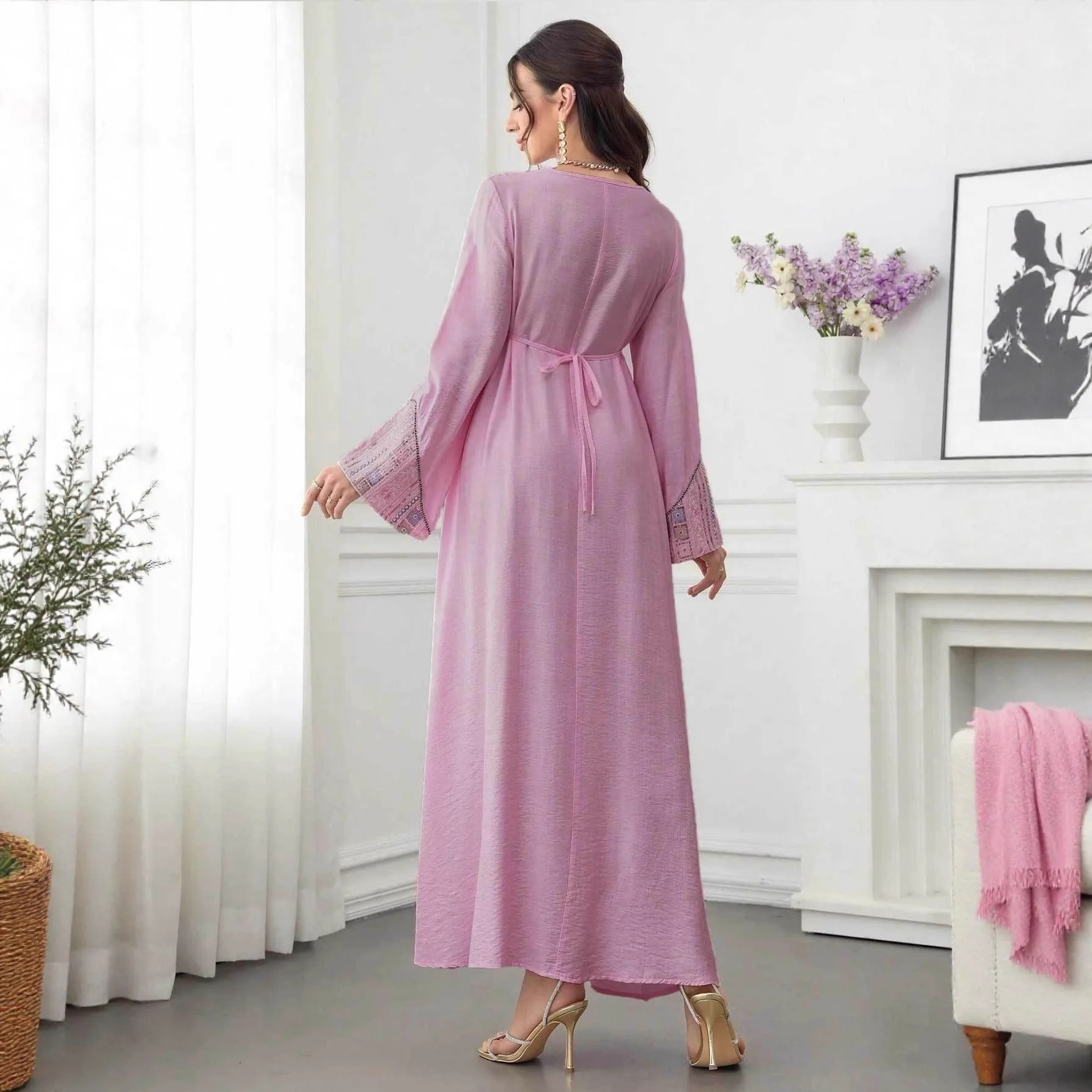 جلابية بألوان باستيلية بتطريز ناعم