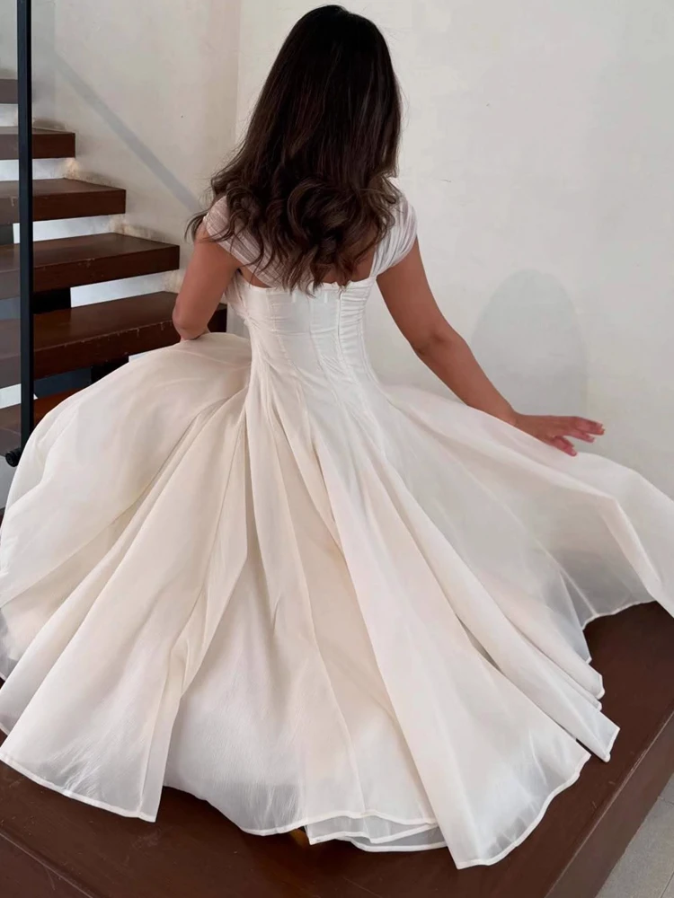 فستان أوف وايت بتصميم واسع أنثوي