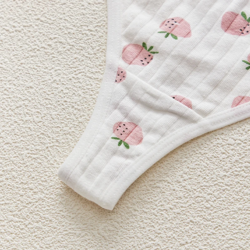 soft everyday thong styling detail