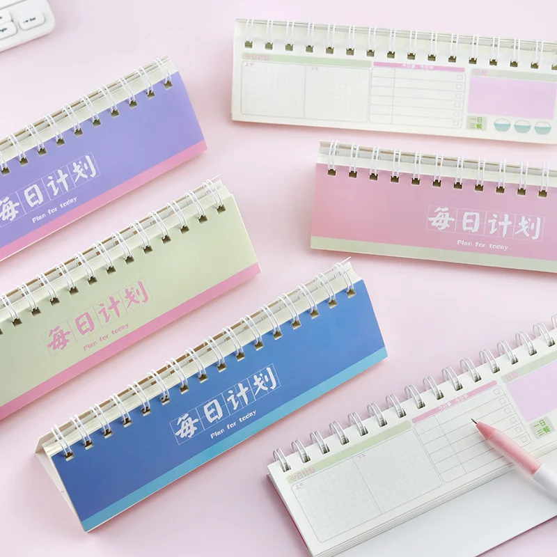 카와이는 보기 좋은 위클리 캘린더 플래너, 데일리 펀치인 소형 데스크 캘린더, 사무실 책상용 양면 플래너를 제공합니다.