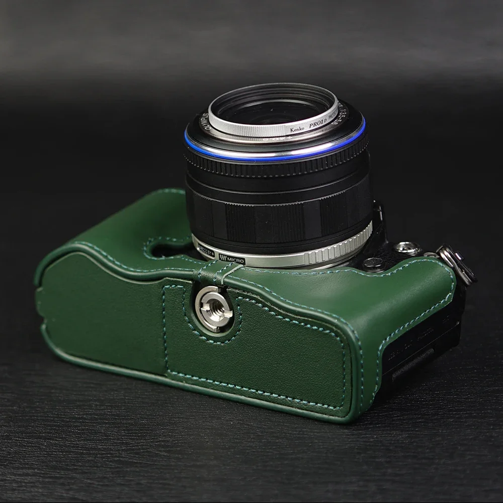 Olympus Pen-F body met lederen half case - Catawiki