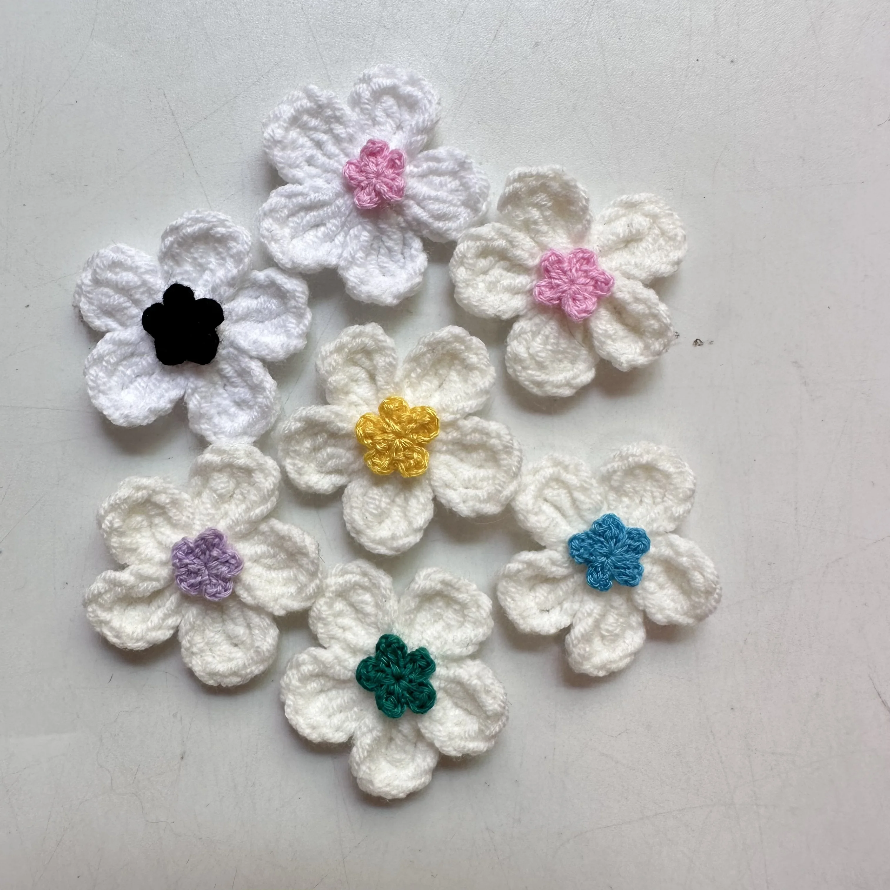 10PCS 다채로운 수제 면 크로셰 꽃 3.2CM DIY 3D 공예 니트 패브릭 꽃 아플리케 의류 장식 Axxessories