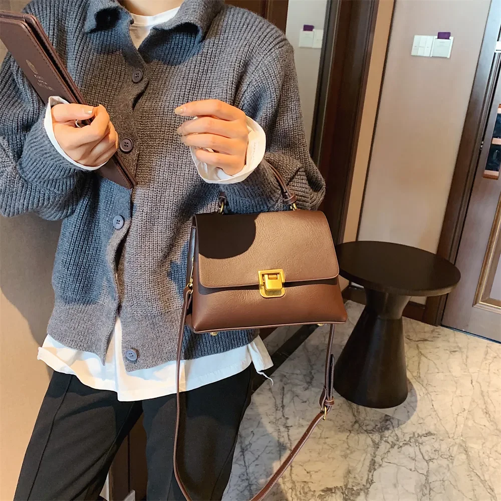 Retro-Handtaschen für Damen 2023, neue Designer-Umhängetasche, Klappenform, reine Farbe, Schulter-Umhängetaschen mit goldener Haspe_voghion.com