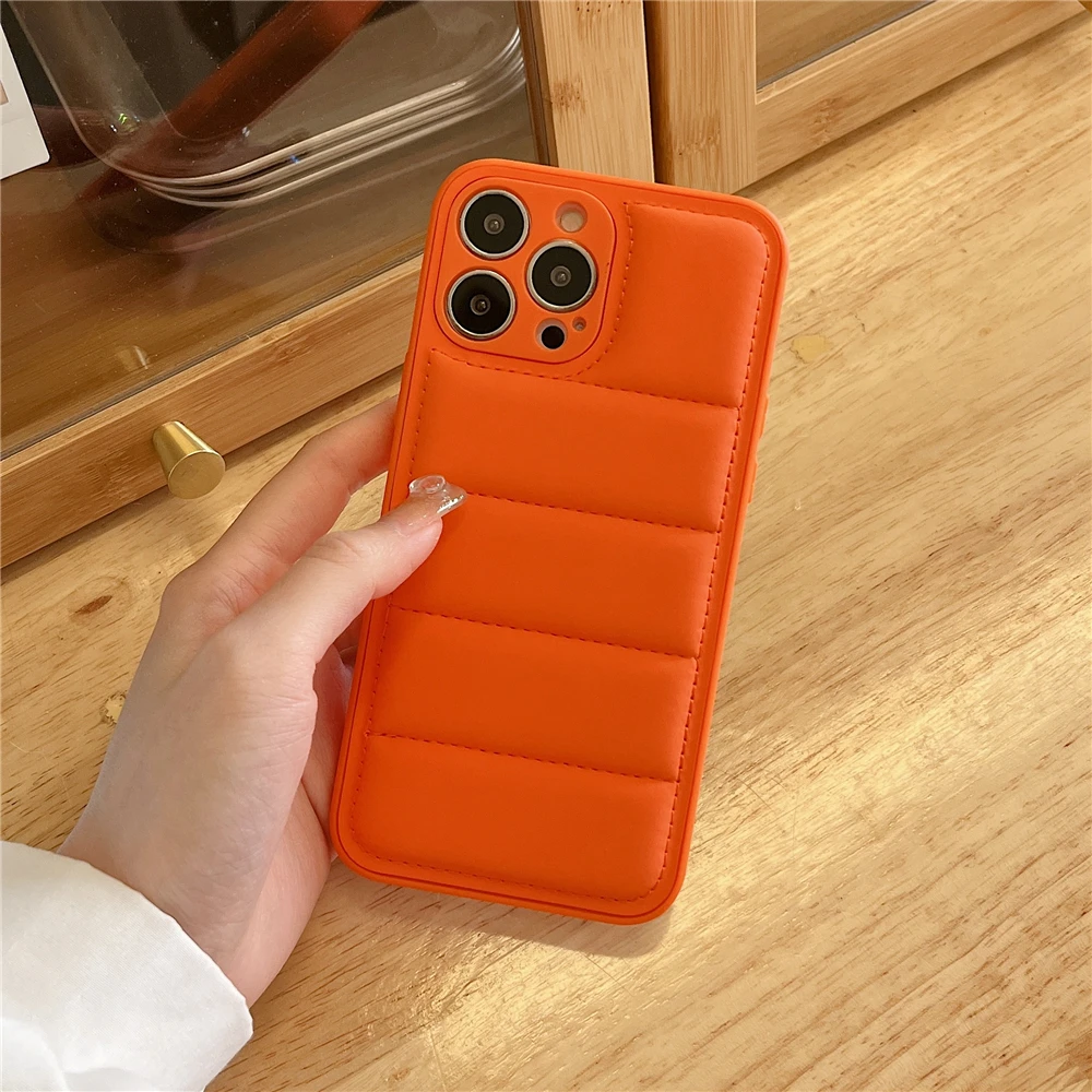 Custodia Puffy Per IPhone 12 – Cover Morbida Ispirata Alle Scarpe Sportive – Design Etichetta Bianco/Nero – Antishock E Antigraffio