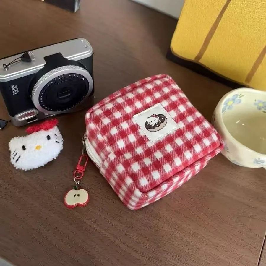 귀여운 헬로 키티 빨간색 체크 무늬 대용량 메이크업 가방 카와이 펜던트 애플 립스틱 카메라 휴대용 보관 가방 여자 여자