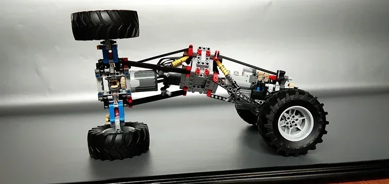 Voiture RC 4x4 tout terrain en pleine course dans la boue, châssis et accessoires performants.