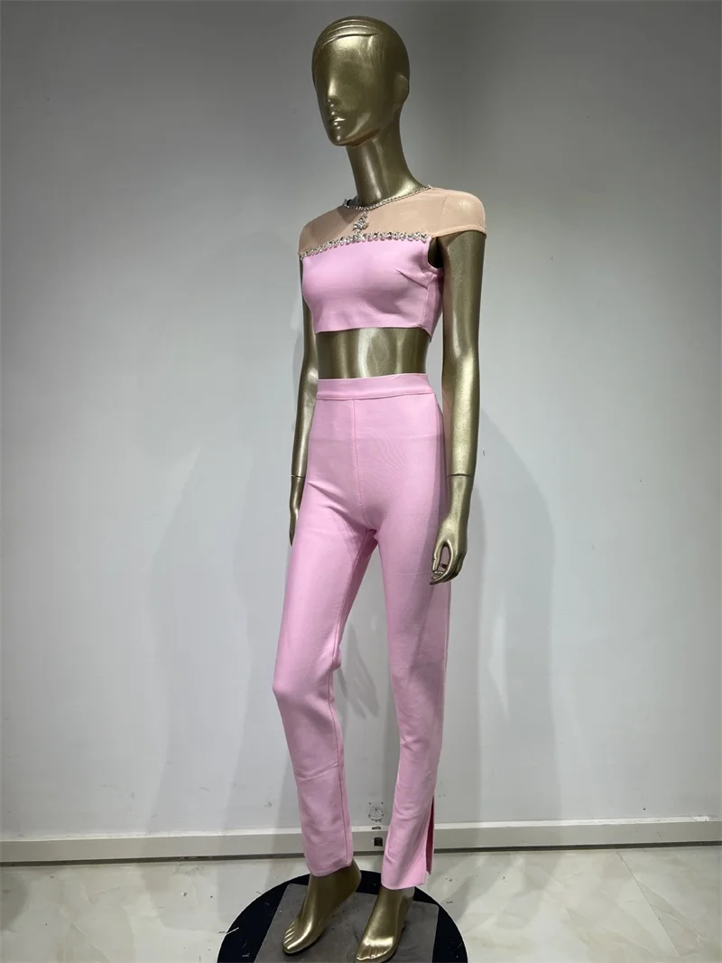 Рисунок 4 - Женский брючный костюм на молнии с цепочкой