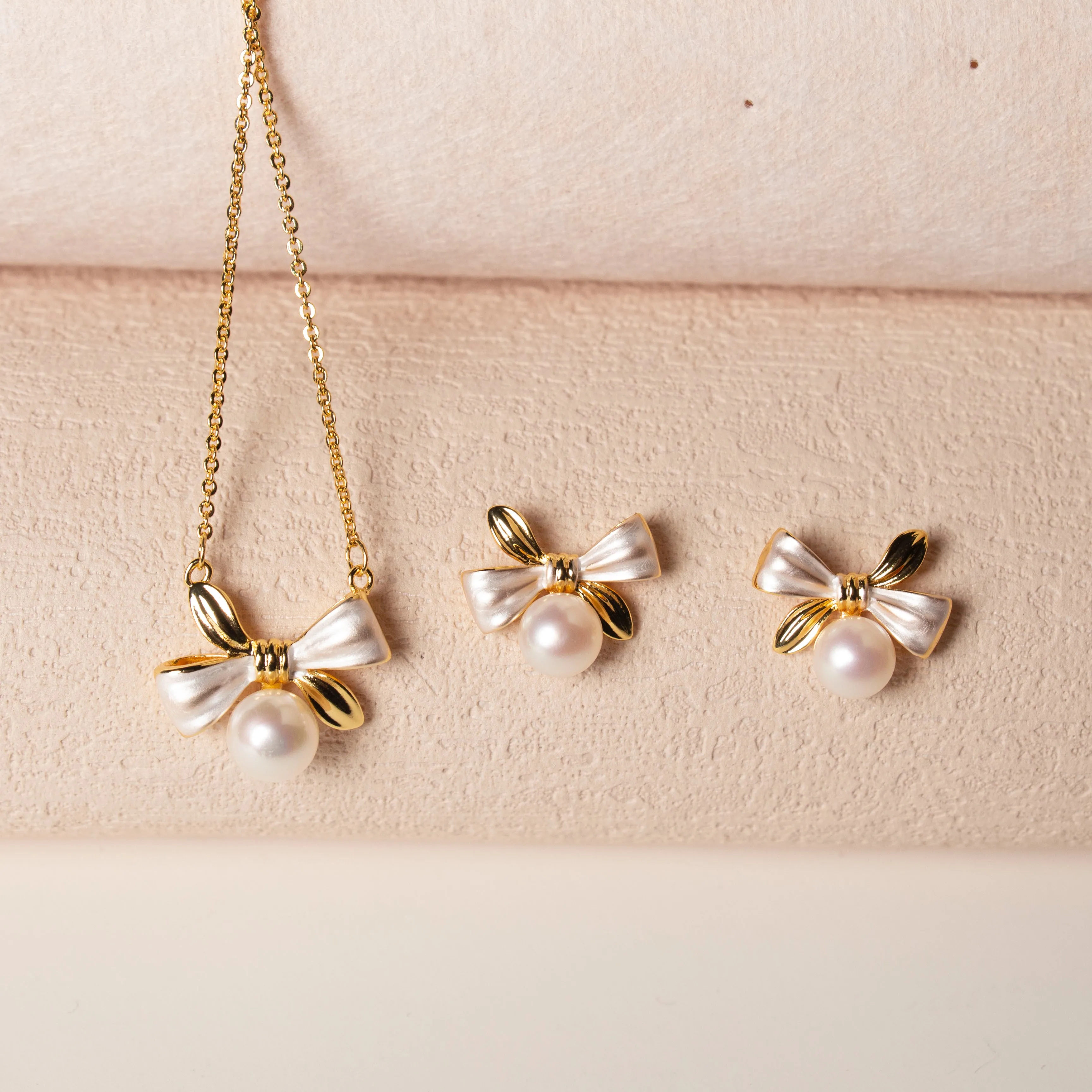 Chaîne et pendentif noeud en plaqué or - Montres & Bijoux