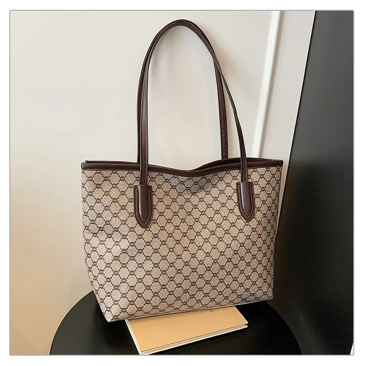 Spacious Women's Tote Bag - Trendy Single Shoulder Design
