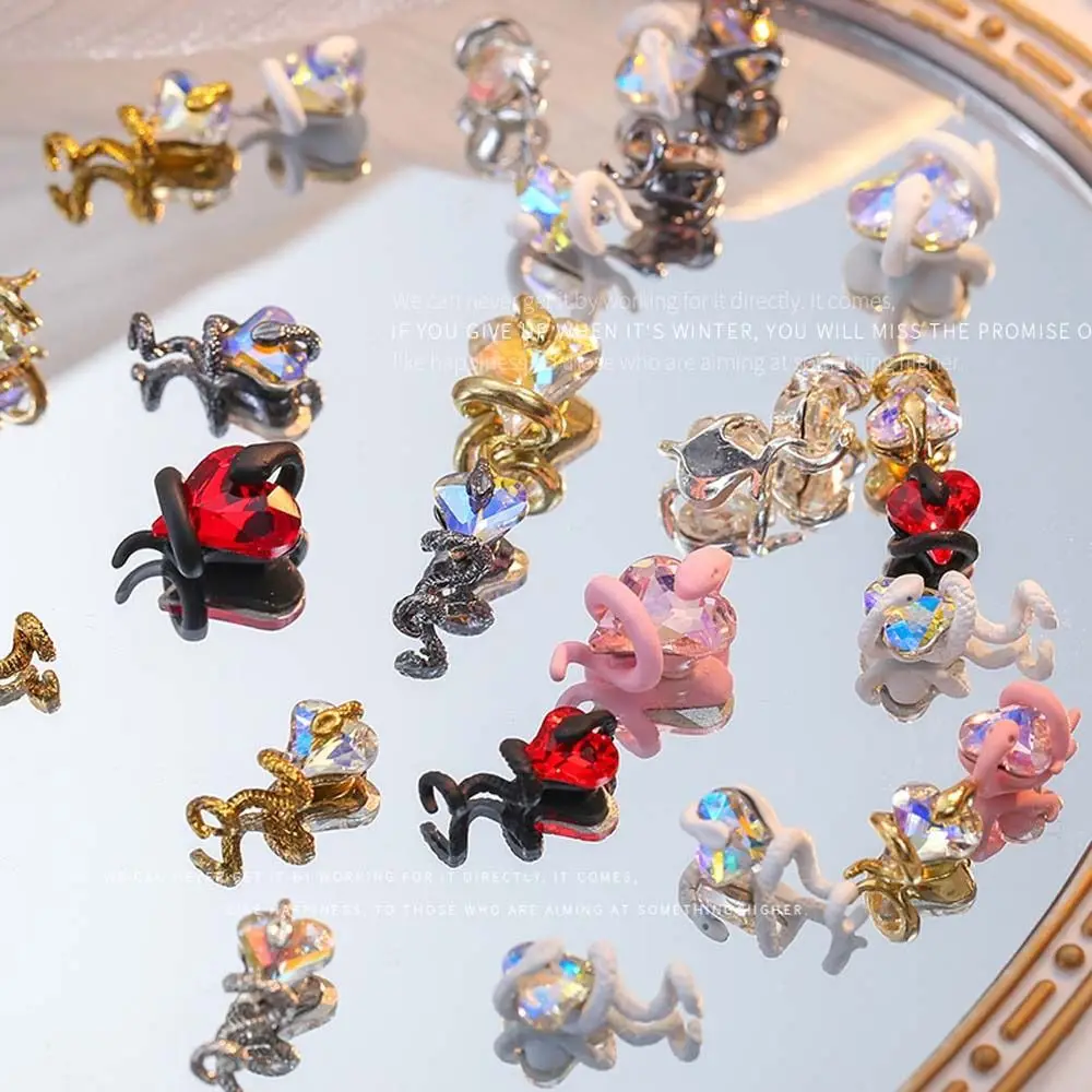 Retro Stile Giapponese Love Heart Snake Twisting Heart Diamond Diy Nail Charms Heart Snake Nail Strass Ornamenti Per Manicure
